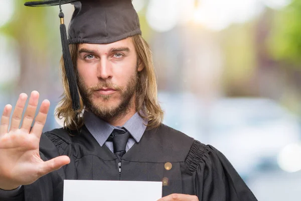 Joven Hombre Apuesto Graduado Con Pelo Largo Sosteniendo Papel Blanco — Foto de Stock