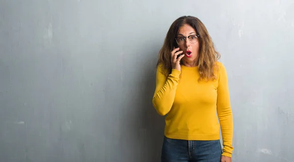 Mujer Hispana Mediana Edad Hablando Por Teléfono Asustada Shock Con — Foto de Stock