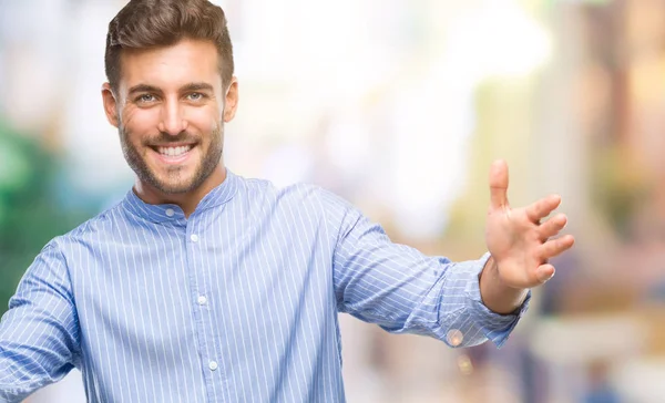 Joven Hombre Guapo Sobre Fondo Aislado Mirando Cámara Sonriendo Con —  Fotos de Stock