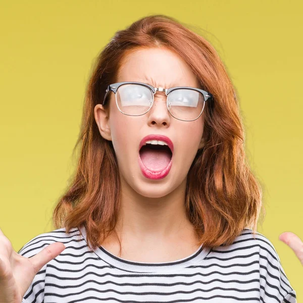 Junge Schöne Frau Über Isoliertem Hintergrund Mit Brille Verrückt Und — Stockfoto