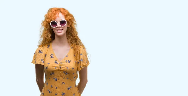 Unga Rödhårig Kvinna Klädd Sumer Outfit Och Solglasögon Med Ett — Stockfoto