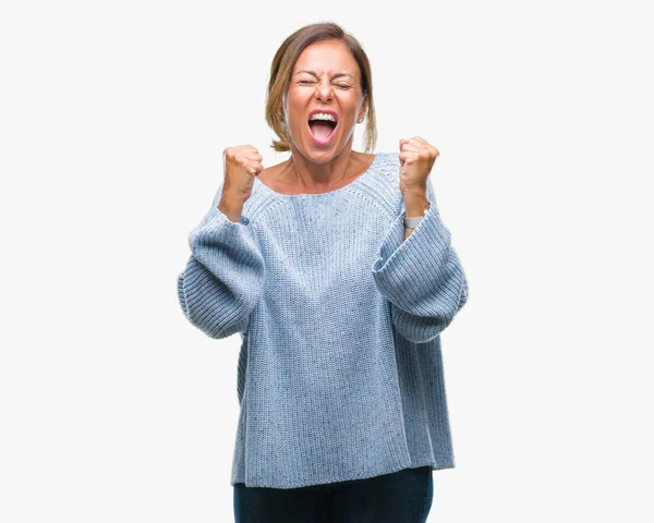 笑顔と成功のために叫んで 上冬のセーターを着て中年年配のヒスパニック系女性は非常に幸せと興奮の腕を上げ 勝者のジェスチャを行う背景を分離しました お祝いのコンセプト — ストック写真