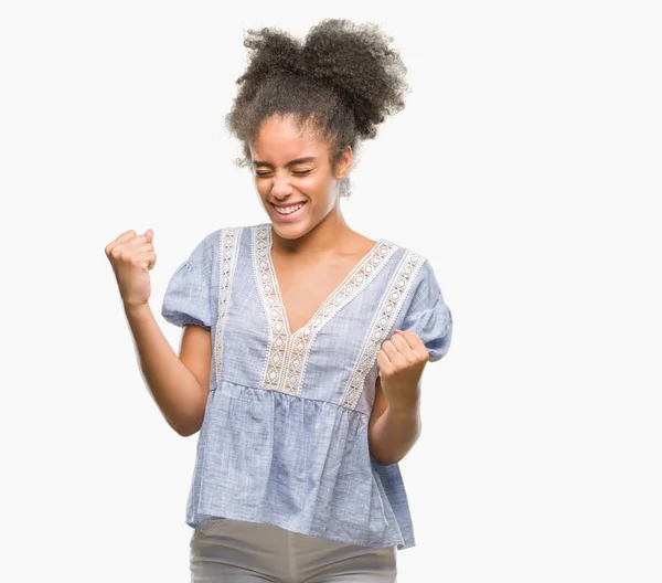 Mujer Afroamericana Joven Sobre Fondo Aislado Muy Feliz Emocionado Haciendo — Foto de Stock