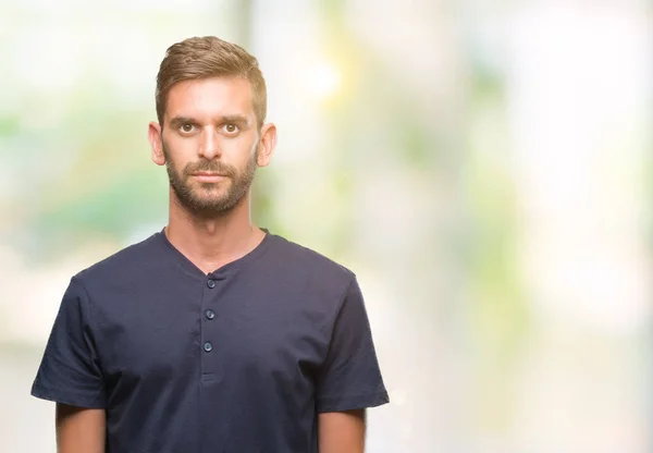 Junger Gutaussehender Mann Mit Ernstem Gesichtsausdruck Einfacher Und Natürlicher Blick — Stockfoto