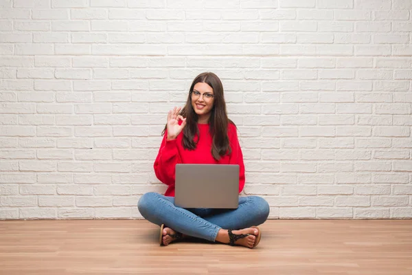 Jovem Morena Sentada Chão Sobre Parede Tijolo Branco Usando Laptop — Fotografia de Stock