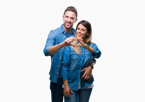 ハートマークと手で形を示す孤立した背景に笑顔愛の若いカップルが大好きです ロマンチックな概念 — ストック写真