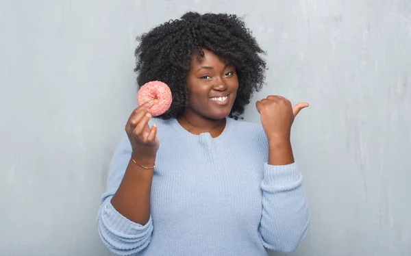 Junge Afrikanisch Amerikanische Frau Über Grauer Grunge Wand Die Pinkfarbenen — Stockfoto