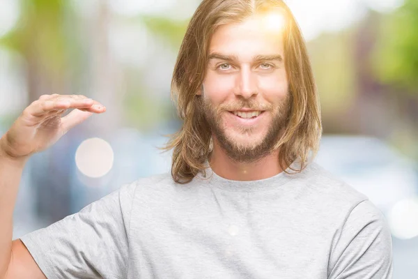 Young Handsome Man Long Hair Isolated Background Gesturing Hands Showing — Stock Photo, Image