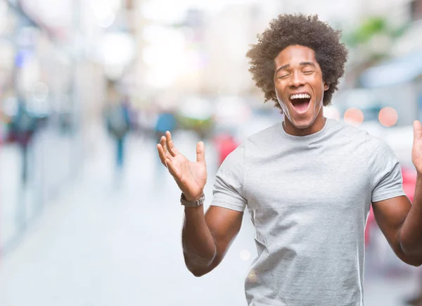 Hombre Afroamericano Sobre Fondo Aislado Celebrando Loco Loco Por Éxito —  Fotos de Stock