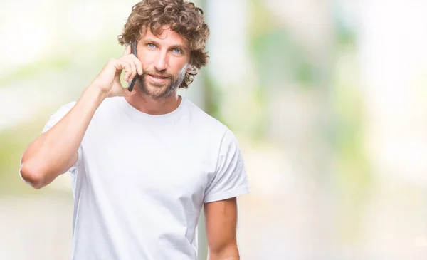 Modelo Hombre Hispano Guapo Hablando Teléfono Inteligente Sobre Fondo Aislado —  Fotos de Stock