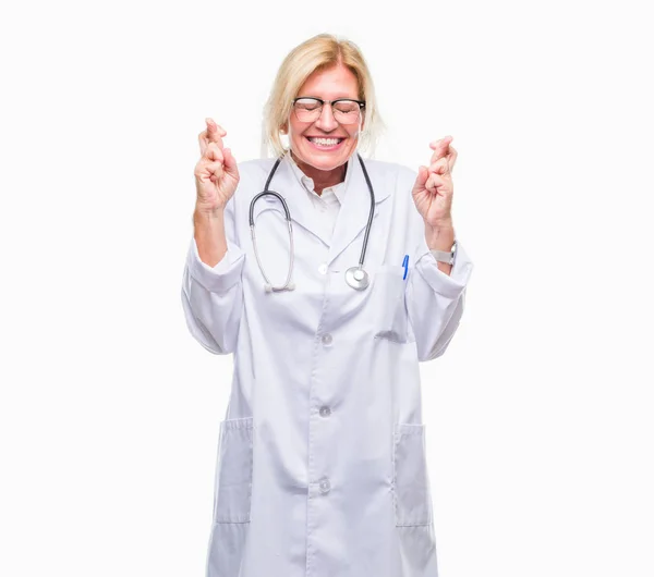 Médico Rubio Mediana Edad Mujer Sobre Fondo Aislado Sonriendo Cruzando — Foto de Stock