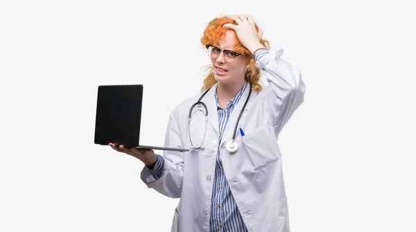 Giovane Rossa Medico Donna Che Tiene Computer Portatile Stressato Con — Foto Stock