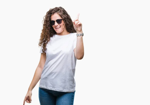 Schöne Brünette Lockige Haare Junge Mädchen Mit Sonnenbrille Über Isoliertem — Stockfoto