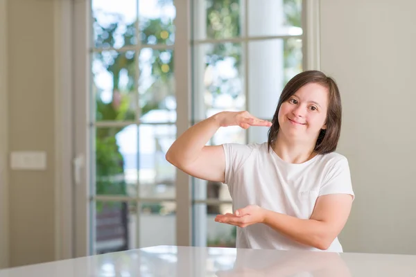 ダウン症女性自宅はメジャー シンボル兆し大きな 大きなサイズの手でジェスチャー カメラを見て笑っています 測定概念 — ストック写真