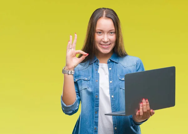 Mulher Branca Jovem Usando Laptop Sobre Fundo Isolado Fazendo Sinal — Fotografia de Stock