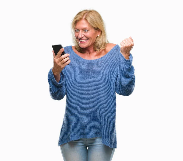 Blonde Frau Mittleren Alters Sendet Nachricht Smartphone Über Isolierten Hintergrund — Stockfoto