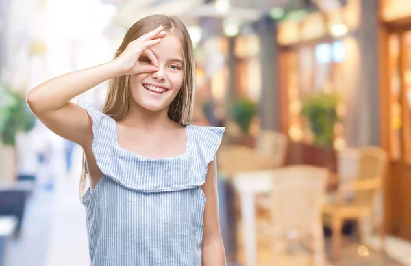 Mooi Meisje Geïsoleerde Achtergrond Doen Gebaar Met Hand Glimlachen Oog — Stockfoto