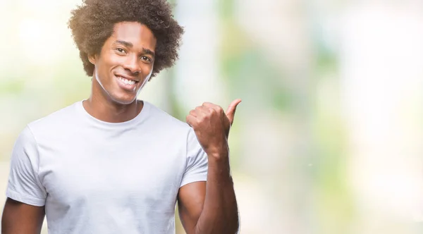 Afro Amerikansk Man Över Isolerade Bakgrund Leende Med Glada Ansikte — Stockfoto