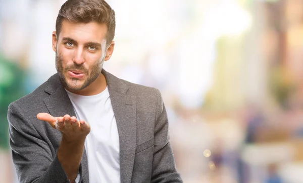 Jonge Knappe Zakenman Geïsoleerde Achtergrond Kijken Naar Camera Een Kus — Stockfoto