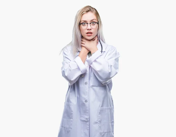 Young Blonde Doctor Woman Isolated Background Shouting Suffocate Because Painful — Stock Photo, Image