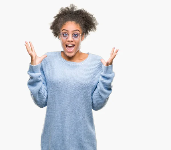 Üzerinde Gözlük Takan Genç Afro Amerikalı Kadın Deli Kutluyor Arka — Stok fotoğraf