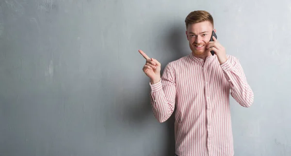 Człowiek Młody Rude Szary Mur Rozmawia Przez Telefon Bardzo Szczęśliwy — Zdjęcie stockowe