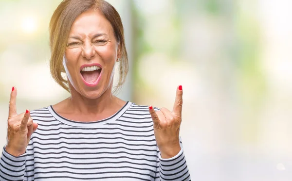 Średnim Wieku Starszy Hiszpanin Kobieta Białym Tle Krzycząc Crazy Wyrażenie — Zdjęcie stockowe