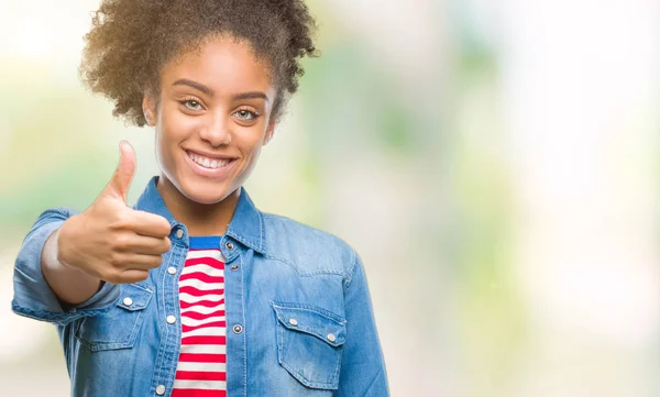 Unga Afro Amerikansk Kvinna Över Isolerade Bakgrund Gör Glad Tummen — Stockfoto