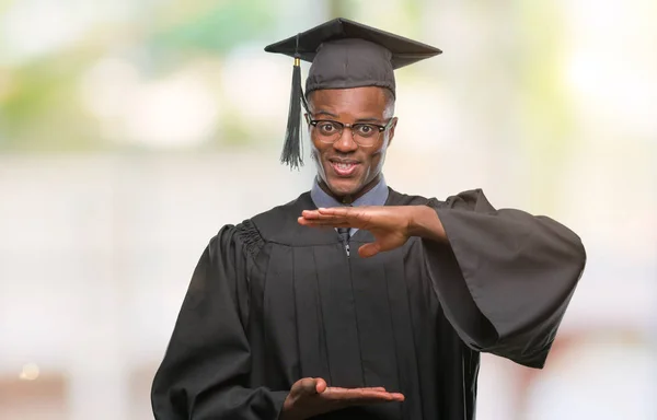 Ung Utexaminerades Afroamerikanska Mannen Över Isolerade Bakgrund Gestikulerande Med Händer — Stockfoto