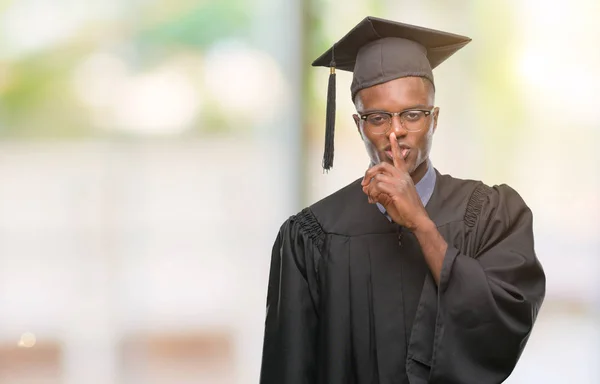 Young Studeerde Aan Afro Amerikaanse Man Geïsoleerde Achtergrond Vragen Stil — Stockfoto