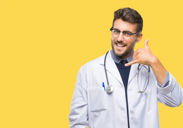 Joven Médico Guapo Sobre Fondo Aislado Sonriendo Haciendo Gesto Telefónico — Foto de Stock