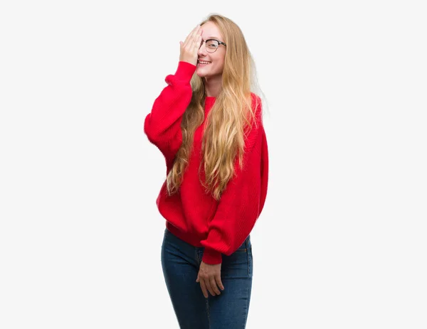 Blond Tonåring Kvinna Röda Tröja Som Täcker Ena Ögat Med — Stockfoto