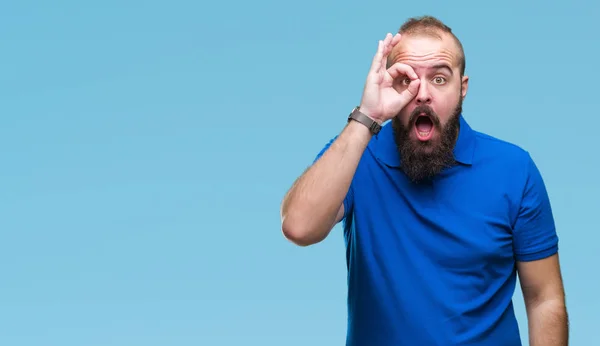 Joven Hombre Hipster Caucásico Con Camisa Azul Sobre Fondo Aislado —  Fotos de Stock