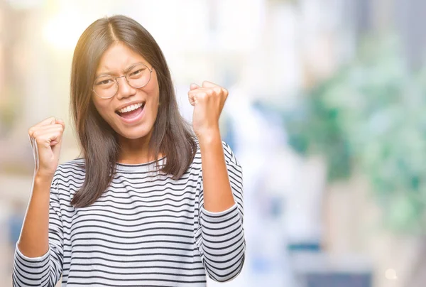 Mujer Asiática Joven Con Gafas Sobre Fondo Aislado Muy Feliz — Foto de Stock