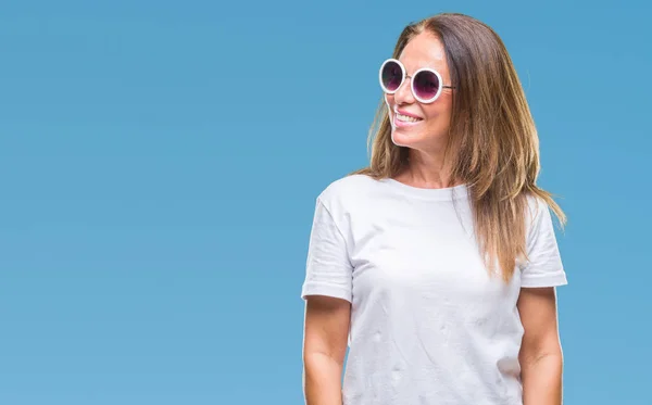Medelåldern Spansktalande Kvinna Bär Mode Solglasögon Över Isolerade Bakgrunden Tittar — Stockfoto