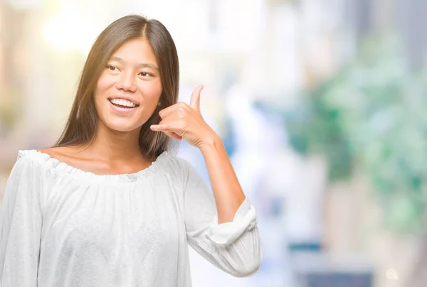 Jovem Mulher Asiática Sobre Fundo Isolado Sorrindo Fazendo Gesto Telefone — Fotografia de Stock