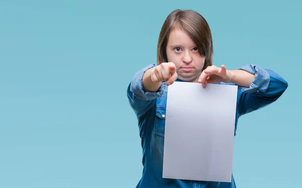 Mulher Adulta Jovem Com Síndrome Segurando Folha Papel Branco Sobre — Fotografia de Stock