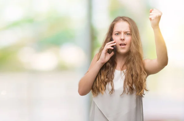 Unga Blonda Kvinnan Använda Smartphone Irriterad Och Frustrerad Skrika Med — Stockfoto