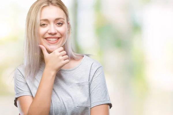 Jonge Blonde Vrouw Geïsoleerde Achtergrond Zoek Vertrouwen Camera Met Glimlach — Stockfoto