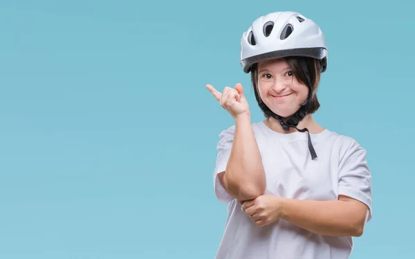 Junge Erwachsene Radfahrerin Mit Syndrom Trägt Schutzhelm Über Isoliertem Hintergrund — Stockfoto