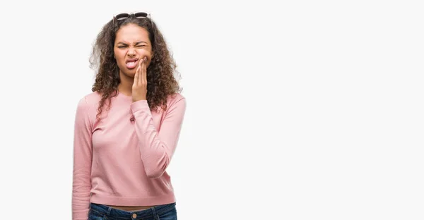 Mooie Jonge Spaanse Vrouw Dragen Van Een Zonnebril Mond Met — Stockfoto