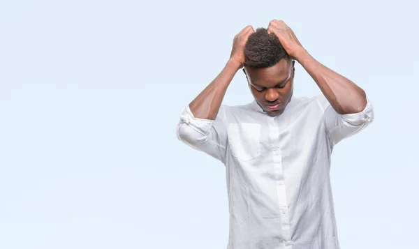 年轻的非洲裔美国人在孤立的背景下患有头痛绝望和压力 因为疼痛和偏头痛 手在头上 — 图库照片
