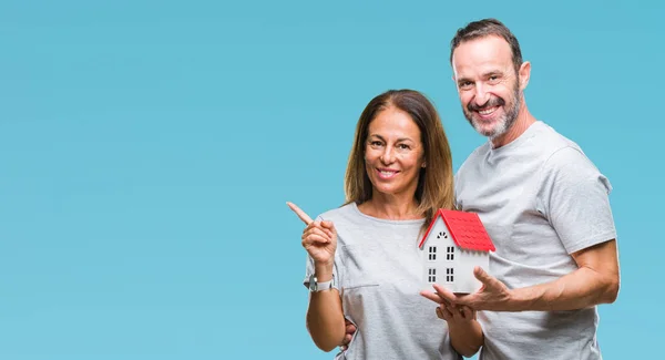 Hispanisches Paar Mittleren Alters Kauft Neues Haus Über Isoliertem Hintergrund — Stockfoto