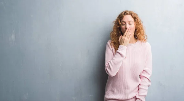 Young Redhead Woman Grey Grunge Wall Wearing Pink Sweater Bored — Stock Photo, Image