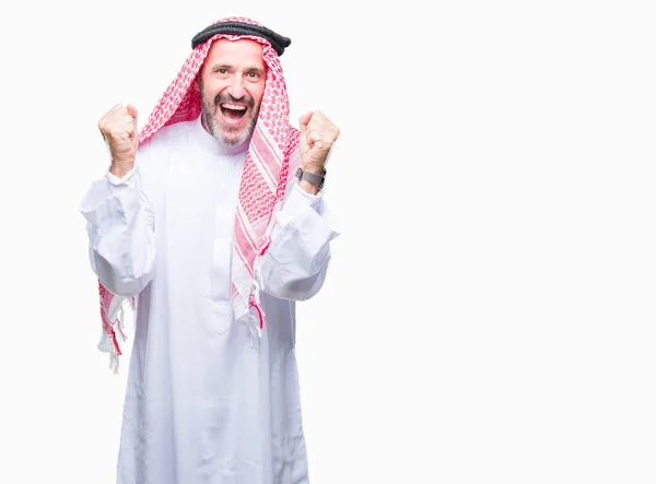 Uomo Arabo Anziano Indossa Keffiyeh Sfondo Isolato Celebrando Sorpreso Stupito — Foto Stock