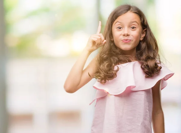 Brunette Spaanse Meisje Dragen Van Roze Jurk Vinger Omhoog Met — Stockfoto