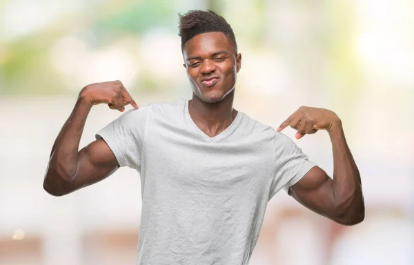 Unga Afroamerikanska Mannen Över Isolerade Bakgrund Ser Självsäker Med Leende — Stockfoto