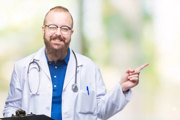 Junger Arzt Hält Klemmbrett Über Isoliertem Hintergrund Und Zeigt Glücklich — Stockfoto