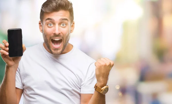 Joven Hombre Guapo Mostrando Pantalla Del Teléfono Inteligente Sobre Fondo —  Fotos de Stock