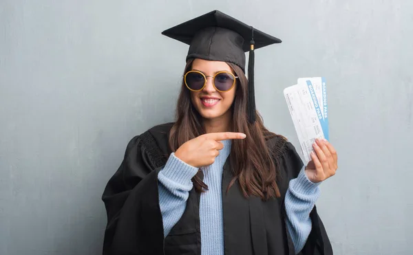 Giovane Donna Bruna Sopra Muro Grigio Grunge Indossando Uniforme Laureata — Foto Stock